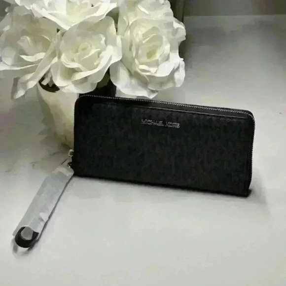 NWT Michael Kors Signature Coated Canvas and Leather Jet Set Travel Wallet - Picture 1 of 8